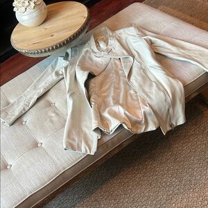 Elie Tahari Women’s Creme Geuine Leather Long Jacket Size Small